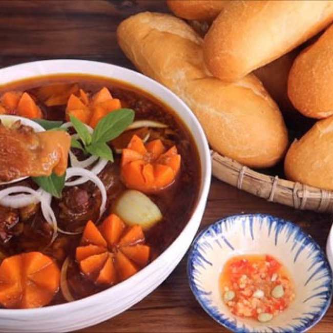 Bò nấu nị - bánh mì